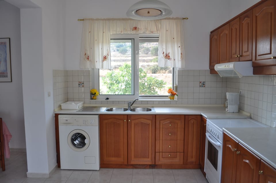 Family House, 1 Bedroom | Private kitchen | Full-size fridge, oven, stovetop, coffee/tea maker