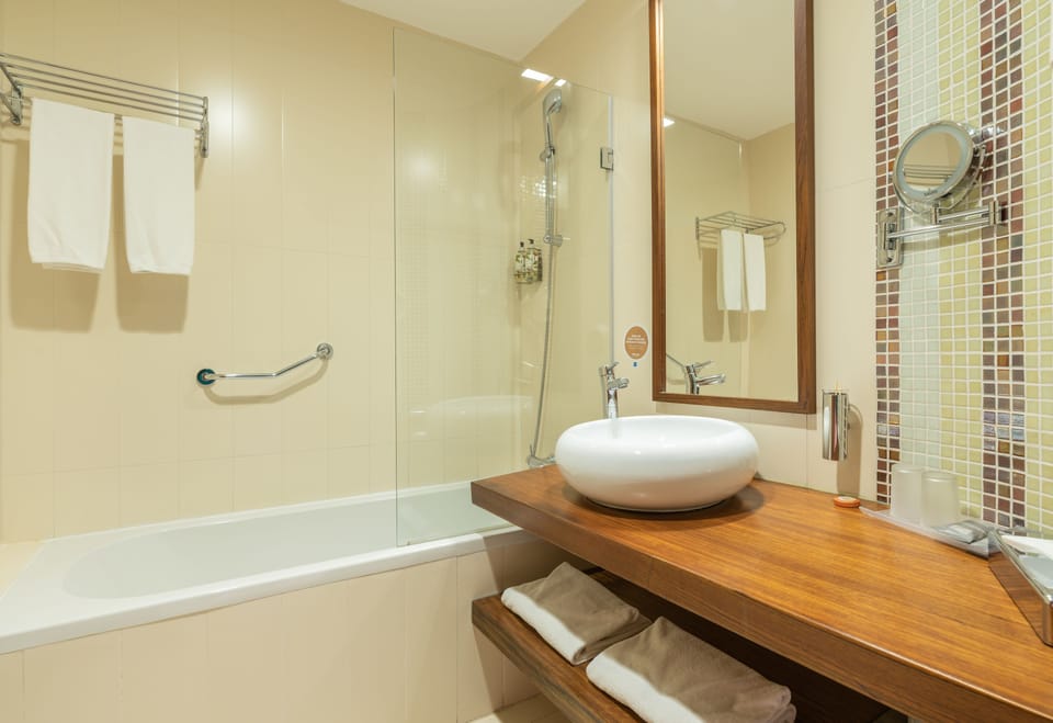 Combined shower/tub, rainfall showerhead, free toiletries, hair dryer