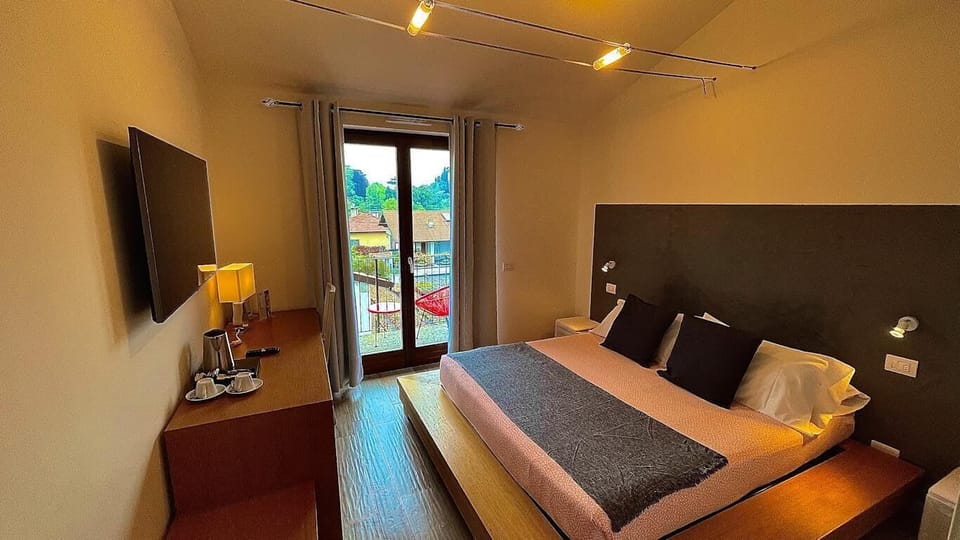 Superior Double or Twin Room, Lake View | Minibar, in-room safe, desk, soundproofing