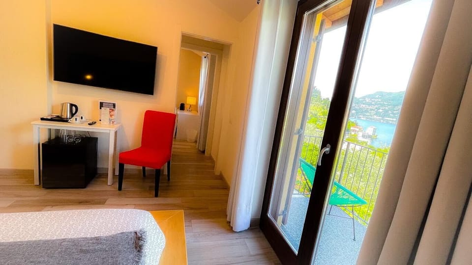 Suite, Lake View | Minibar, in-room safe, desk, soundproofing