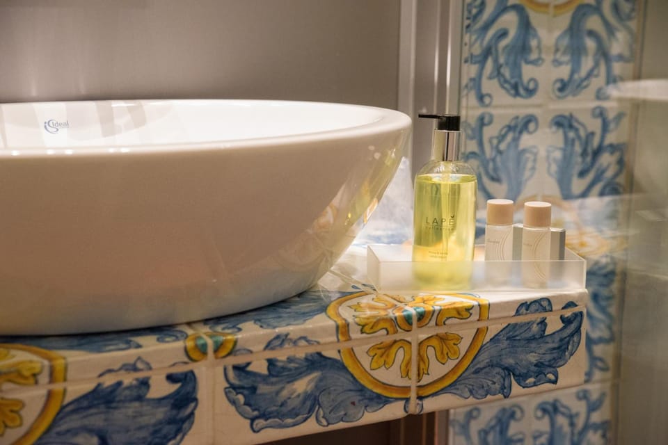 Shower, rainfall showerhead, free toiletries, bidet