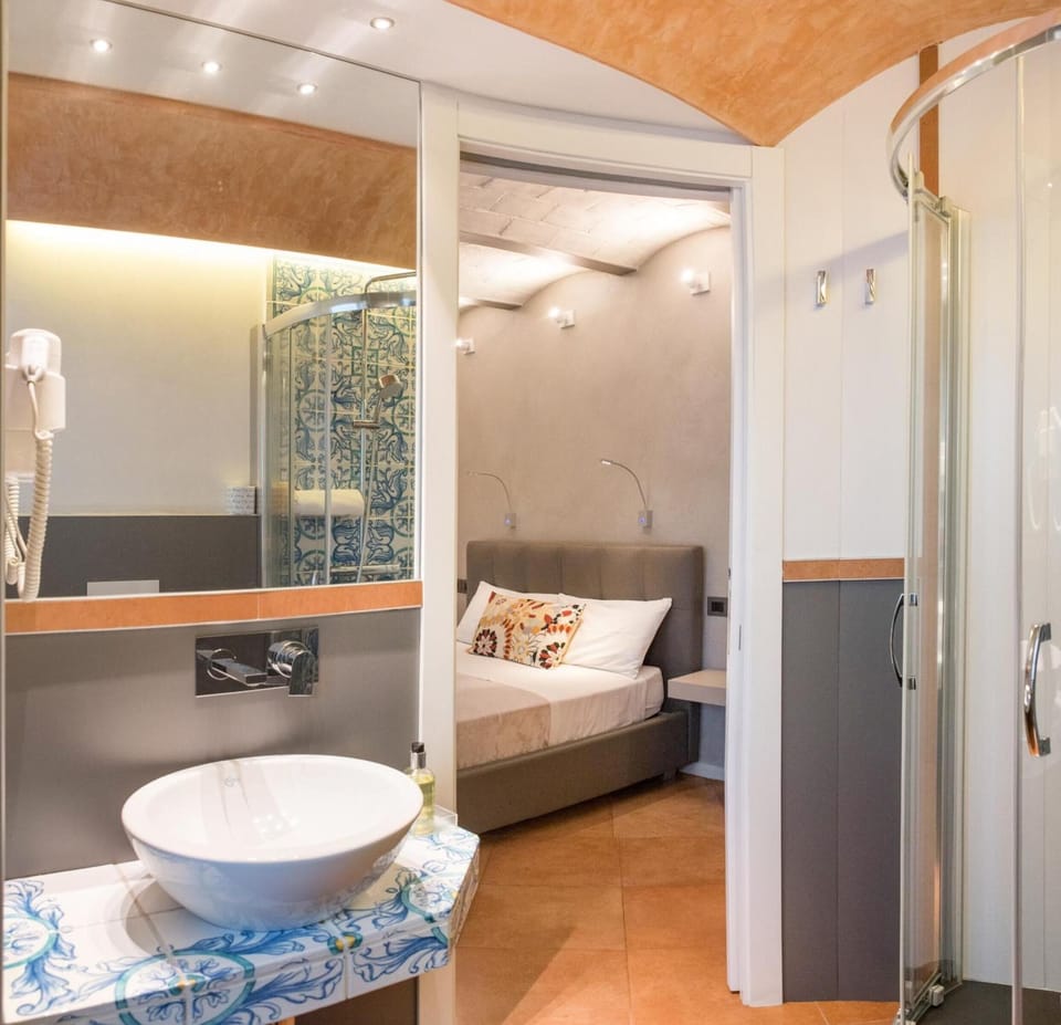 Shower, rainfall showerhead, free toiletries, bidet