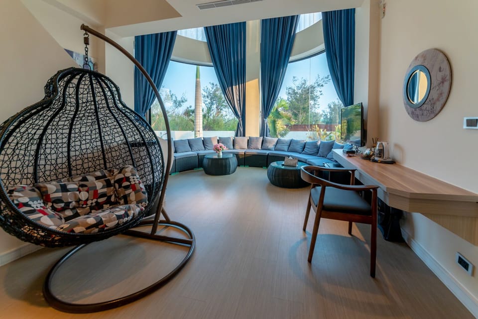 Honeymoon Double Room with Round Bed | Living area | TV