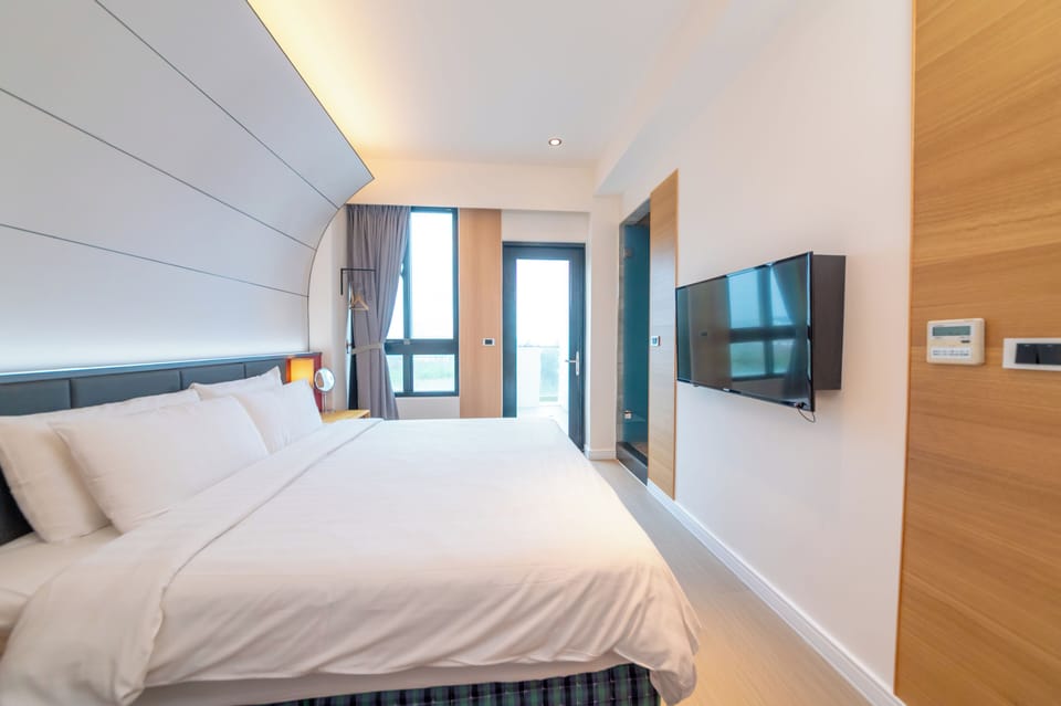 Deluxe Suite, 2 Bedrooms, Balcony | Blackout drapes, soundproofing, free WiFi, bed sheets