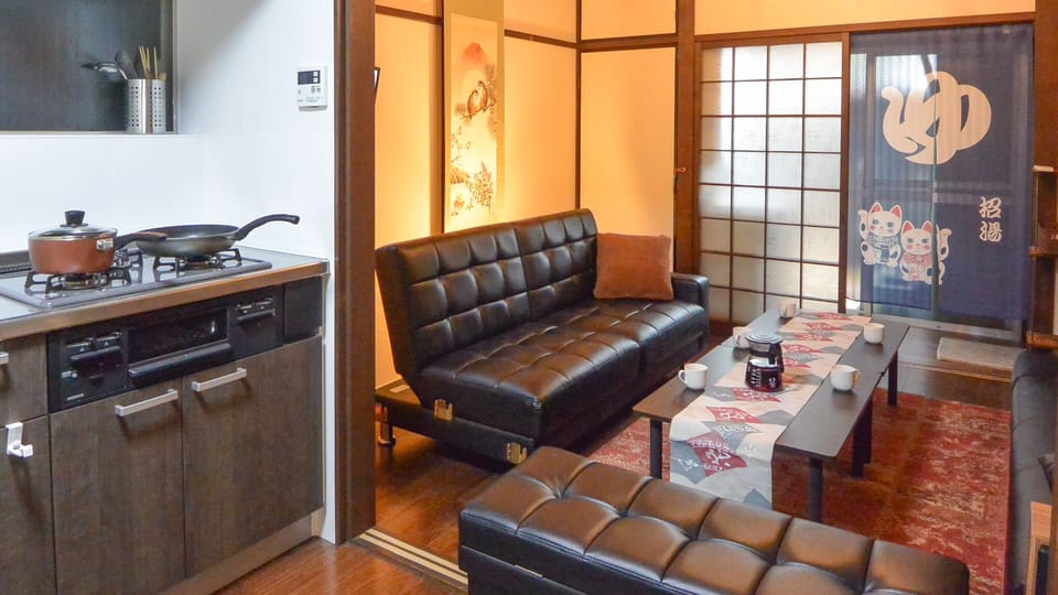 House, Private Bathroom | Living area | 26-inch flat-screen TV with cable channels, TV, video-game console