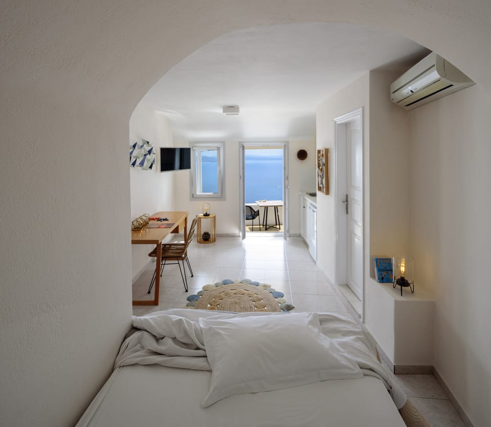 Superior Double Room, Balcony | In-room safe, desk, iron/ironing board, free WiFi