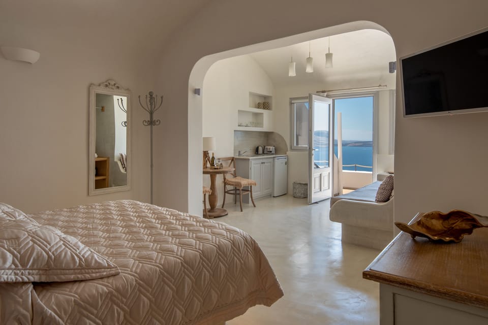 Deluxe Room, Hot Tub (Cave, Caldera View) | In-room safe, desk, iron/ironing board, free WiFi