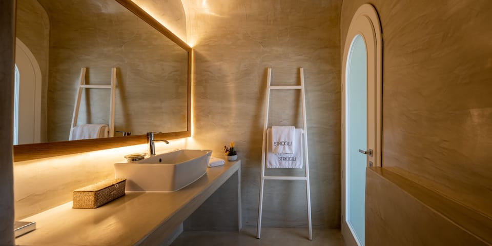 Family Villa (Cave, Caldera View) | Bathroom | Shower, free toiletries, hair dryer, bathrobes