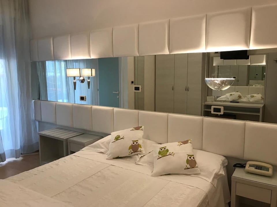 Minibar, in-room safe, free WiFi, bed sheets