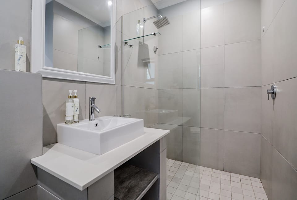 The Greens Villa | Bathroom | Shower, free toiletries, hair dryer, towels