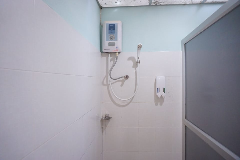 Standard Double Room | Bathroom shower
