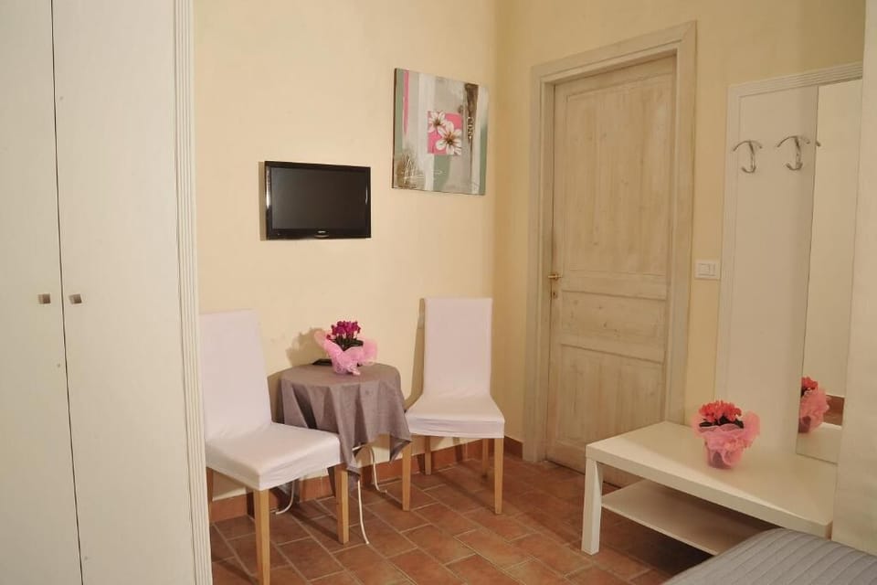 Apartment, 2 Bedrooms, Non Smoking, Kitchenette | Minibar, in-room safe, desk, soundproofing
