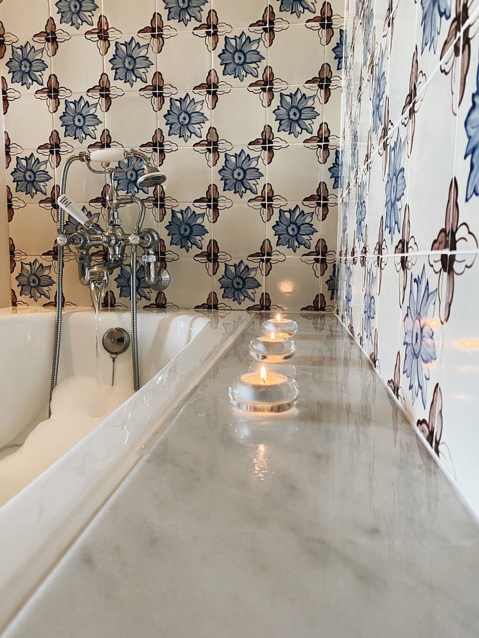 Exclusive Double or Twin Room, River View | Bathroom | Separate tub and shower, deep soaking tub, free toiletries, bathrobes