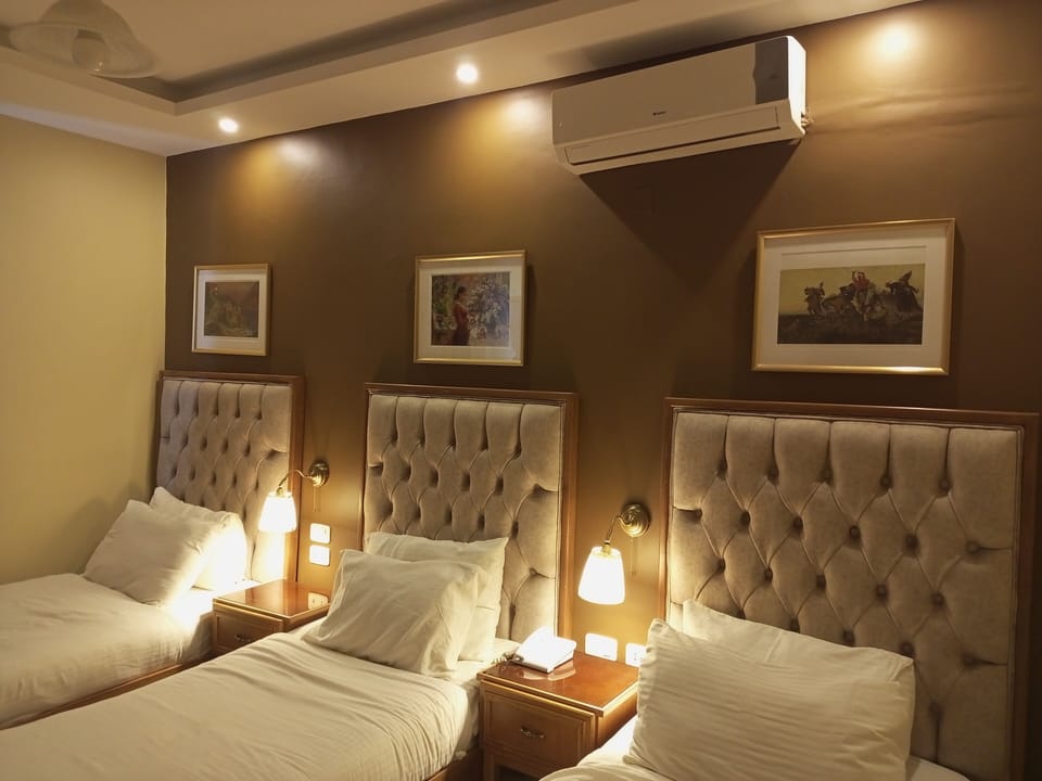 Triple Room | In-room safe, desk, iron/ironing board (on request), WiFi (free)