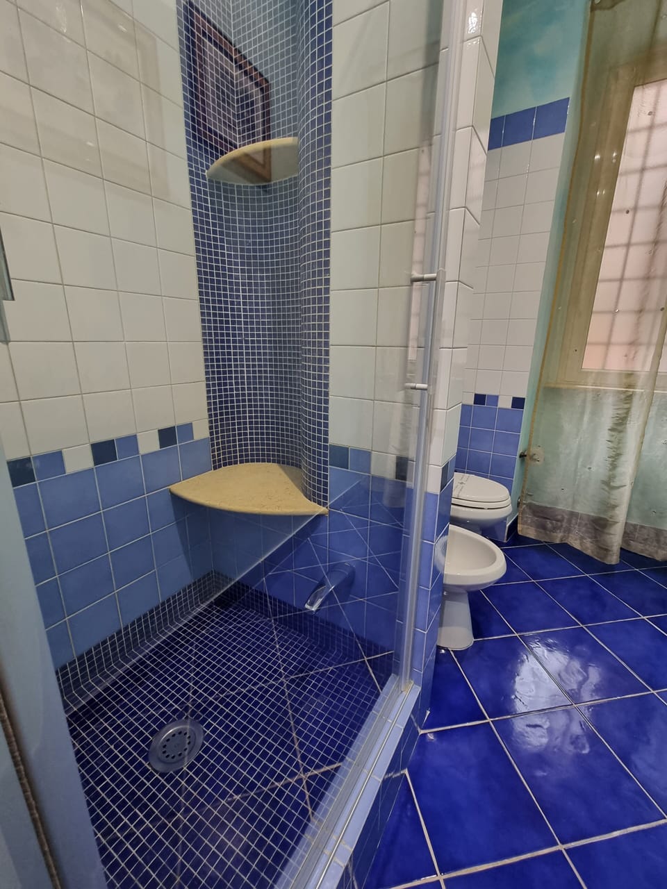 Triple Room | Bathroom | Shower, free toiletries, hair dryer, bathrobes