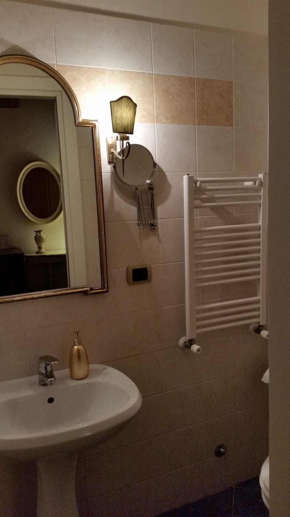 Deluxe Double Room | Bathroom | Shower, free toiletries, hair dryer, bathrobes