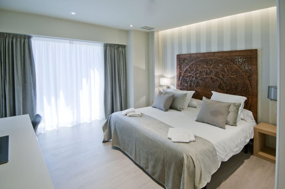 Suite | In-room safe, desk, laptop workspace, soundproofing