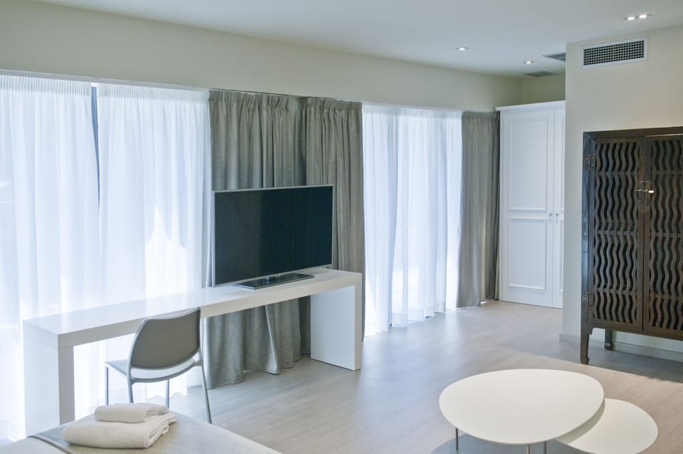 In-room safe, desk, laptop workspace, soundproofing