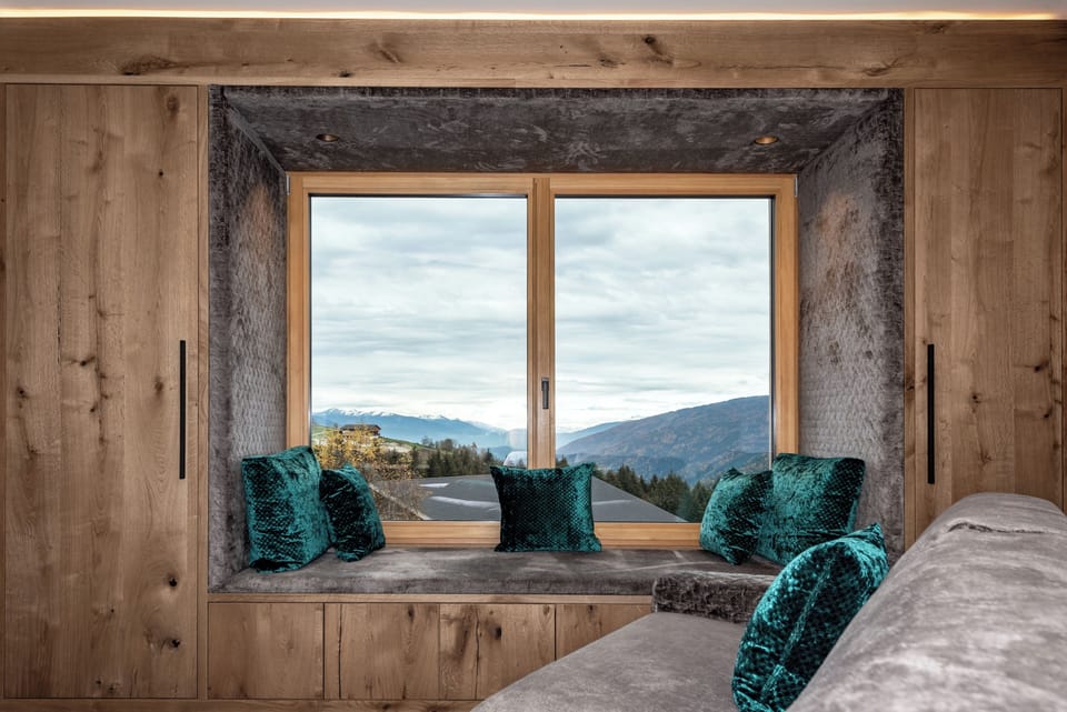 Honeymoon Suite | Hypo-allergenic bedding available, minibar, in-room safe, desk