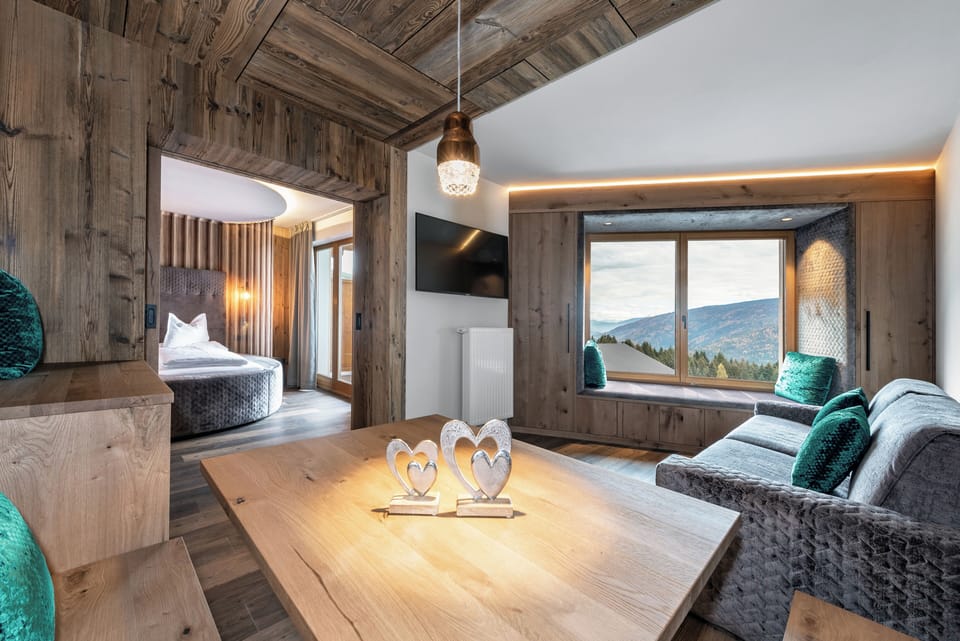 Honeymoon Suite | Hypo-allergenic bedding available, minibar, in-room safe, desk