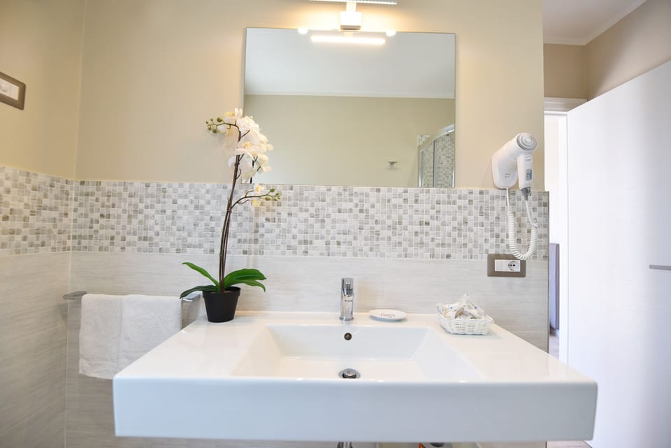 Superior Room | Bathroom | Shower, rainfall showerhead, free toiletries, hair dryer