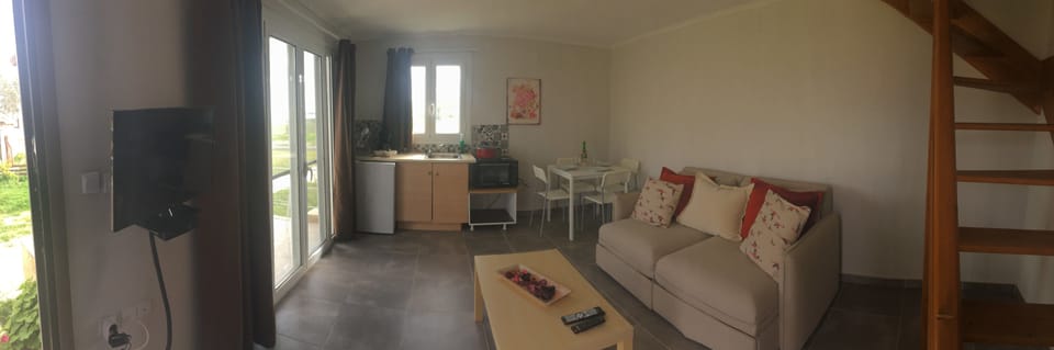 Basic Apartment | Iron/ironing board (on request), WiFi (free), bed sheets