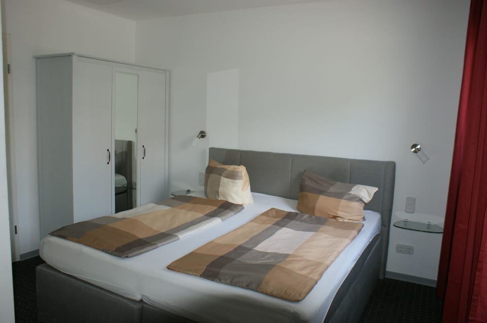 Double Room | Desk, cribs/infant beds, free WiFi, bed sheets