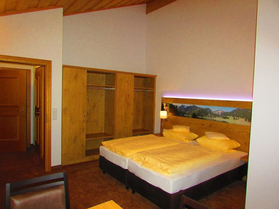 Desk, cribs/infant beds, free WiFi, bed sheets