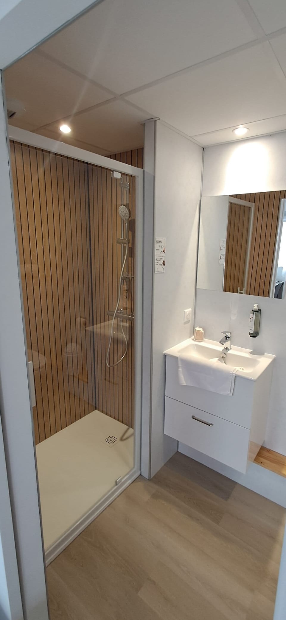 Superior Double Room | Bathroom | Shower, eco-friendly toiletries, towels