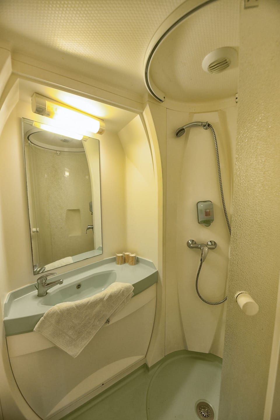 Shower, eco-friendly toiletries, towels