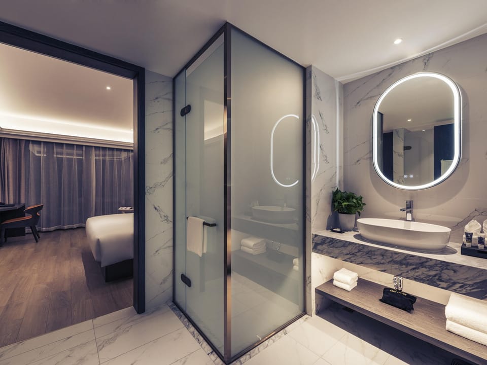 Deluxe Room, 1 King Bed | Bathroom | Shower, rainfall showerhead, hair dryer, slippers