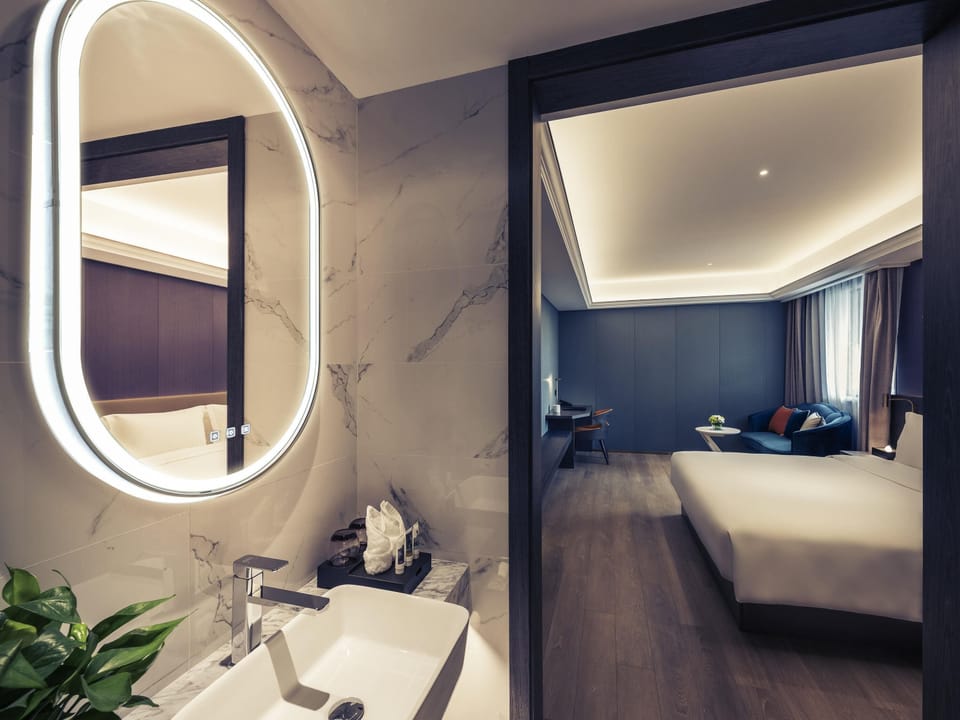 Executive Suite, 1 King Bed | Hypo-allergenic bedding, minibar, in-room safe, desk