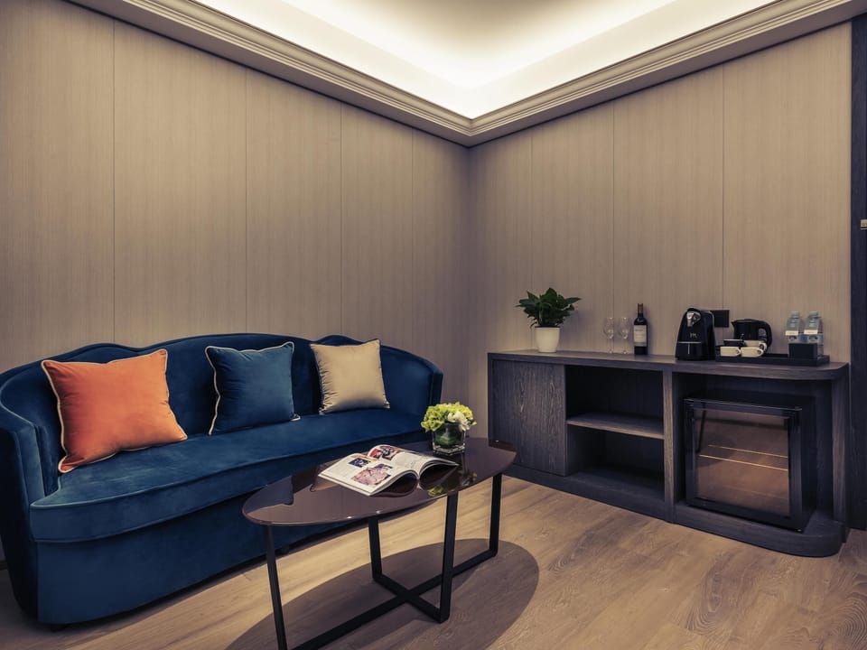 Executive Suite, 1 King Bed | Hypo-allergenic bedding, minibar, in-room safe, desk
