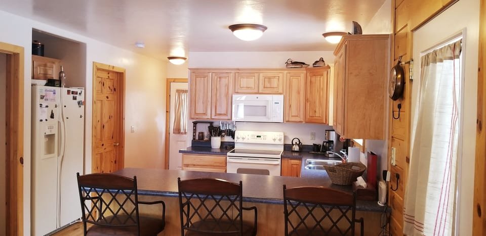 Well appointed kitchen 
(no dishwasher)