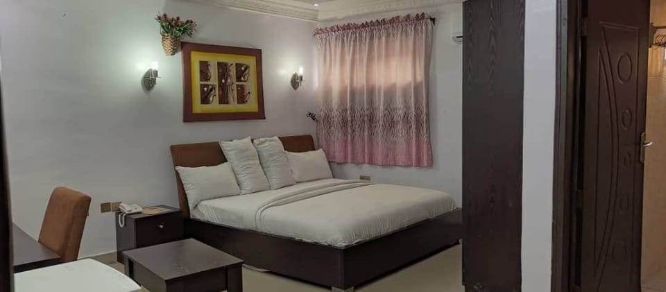 Executive Suite, 1 King Bed, Refrigerator, Executive Level | Private kitchen | Fridge, stovetop, cookware/dishes/utensils