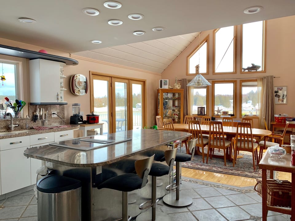Open kitchen/ granite breakfast bar area 