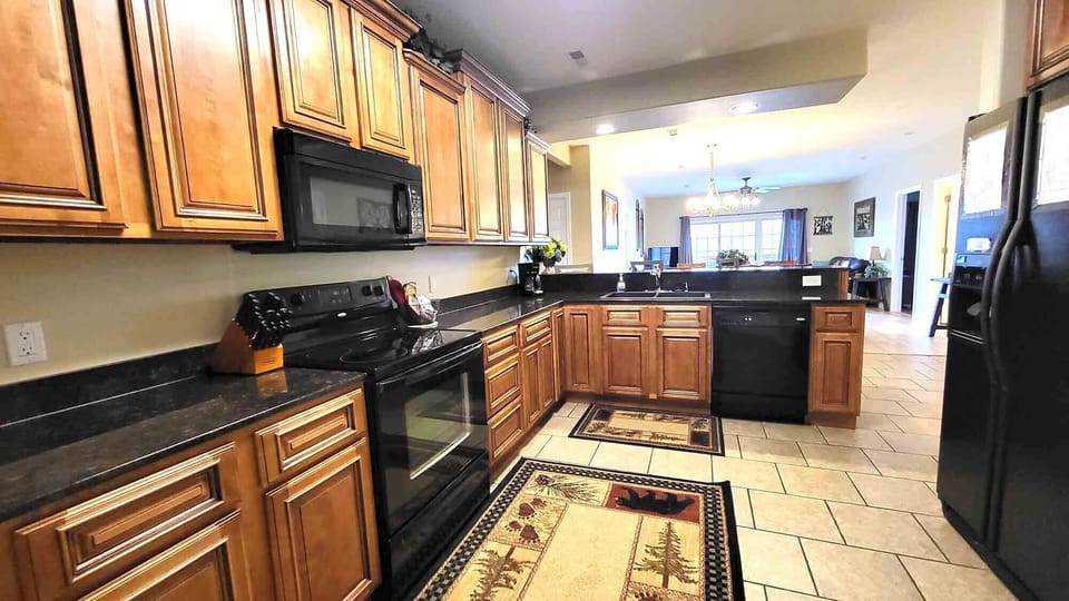 Fully equipped kitchen. Full size fridge, oven, microwave, dishwasher.