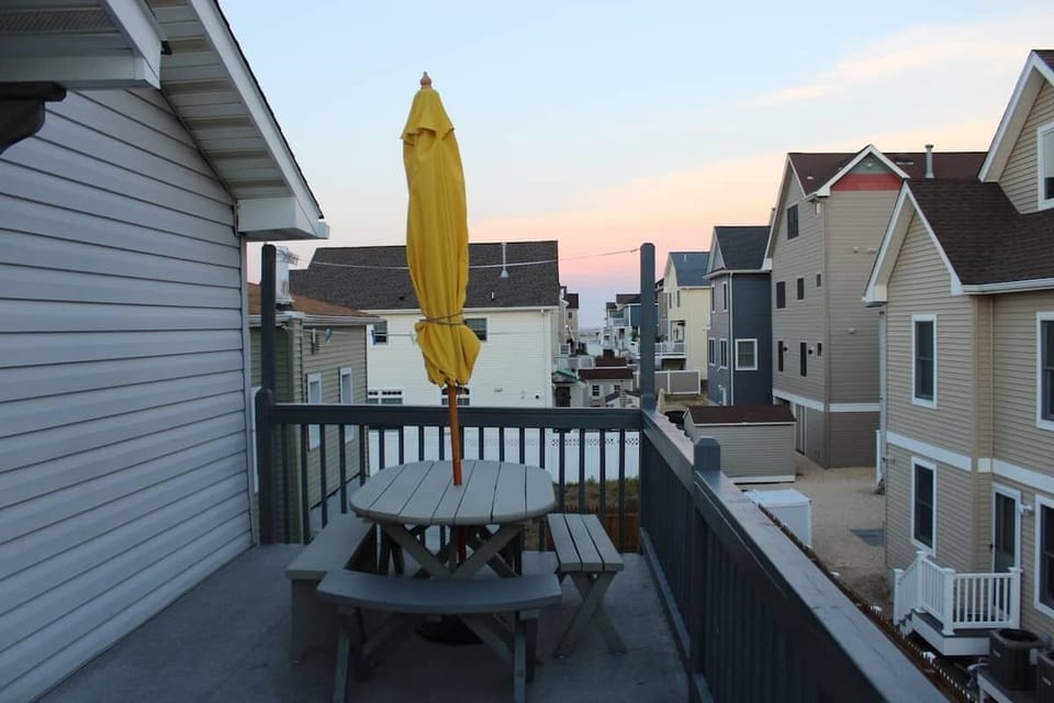 Deck with table /chairs

