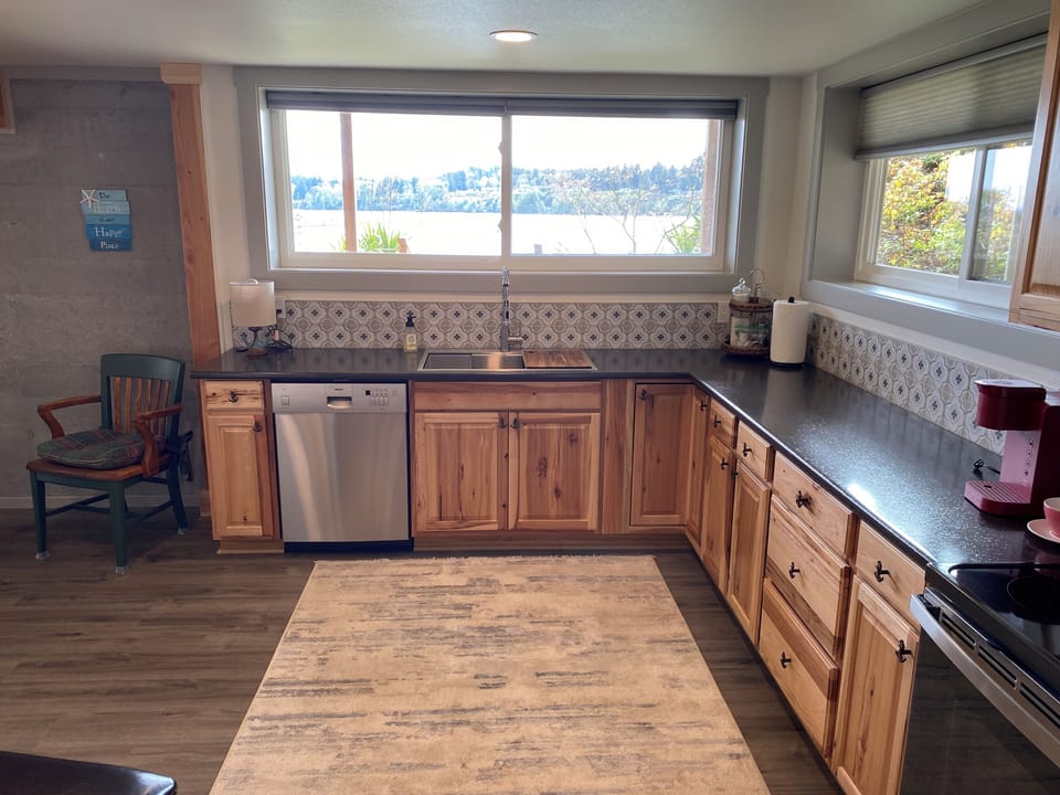 Full Kitchen-Dishwasher