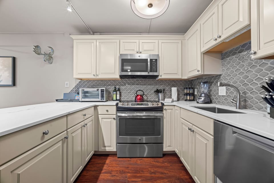 Updated fully-stocked kitchen
