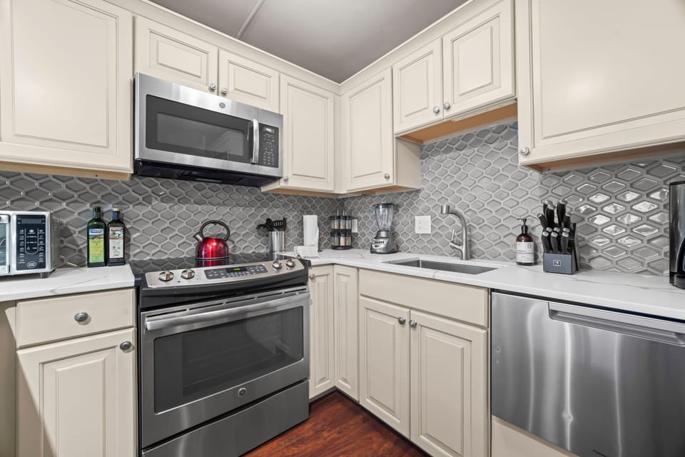 Updated fully-stocked kitchen
