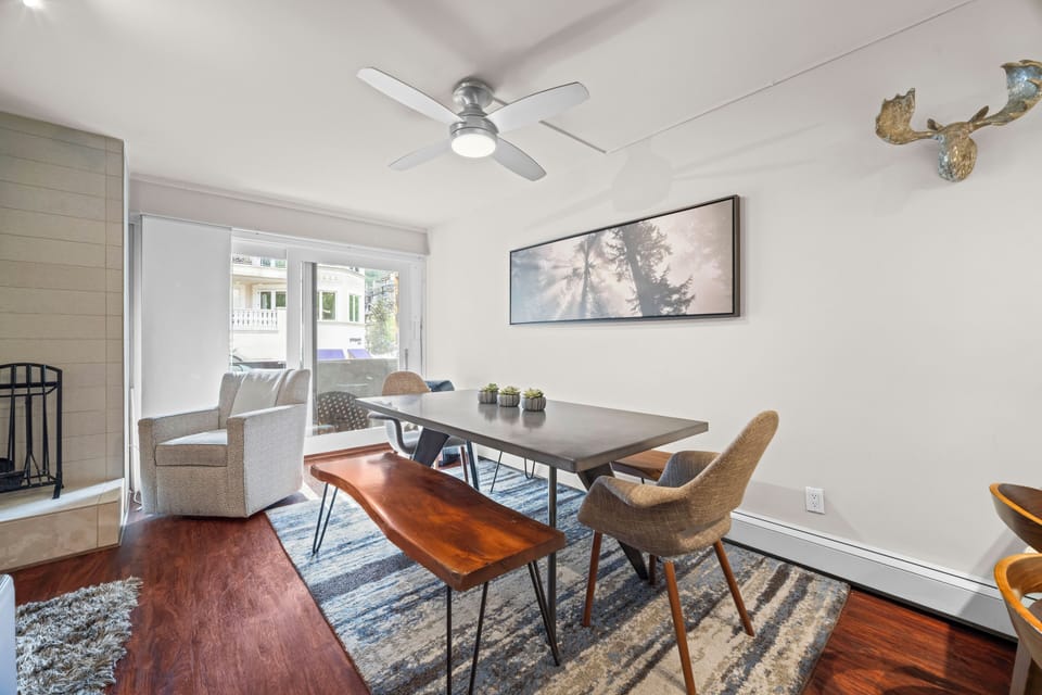 Dining area with large dining table & benches - seats 6-8 + 3 barstools.

