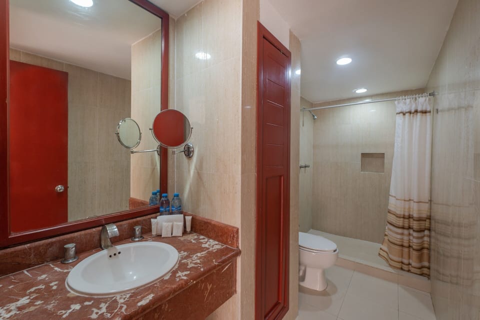 Standard Room, 1 Bedroom | Bathroom | Shower, free toiletries, hair dryer, towels
