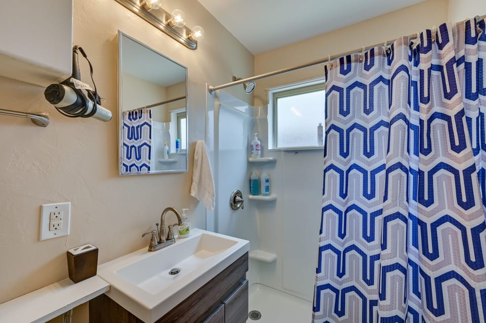 Full Bathroom | Towels Provided | Walk-In Shower