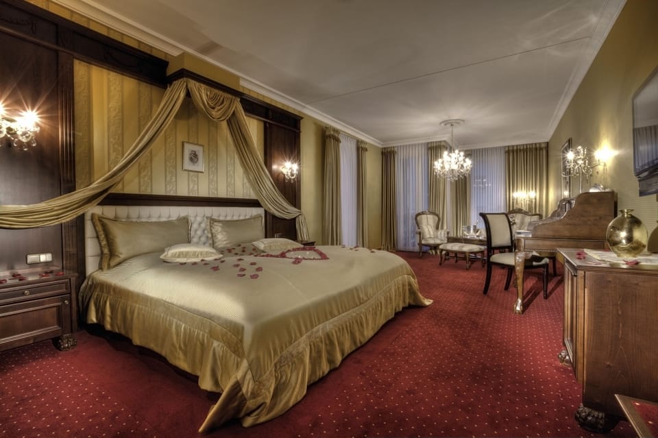 Romance Suite | Minibar, in-room safe, desk, blackout drapes
