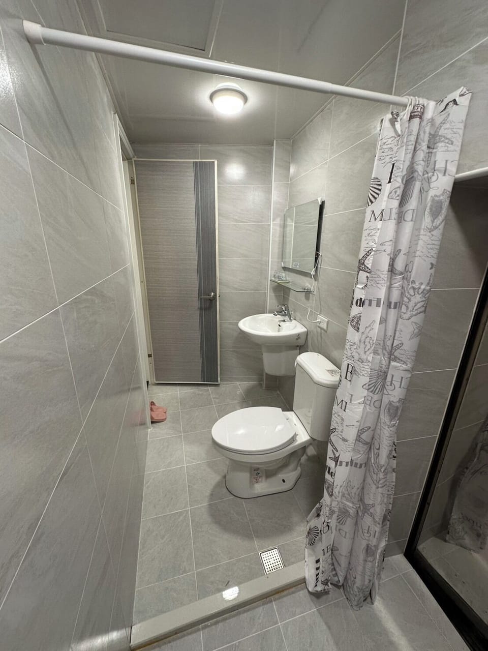 Basic Double Room (102) | Bathroom | Shower, hydromassage showerhead, free toiletries, hair dryer