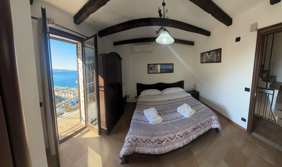 Double Room, Balcony, Sea View | Desk