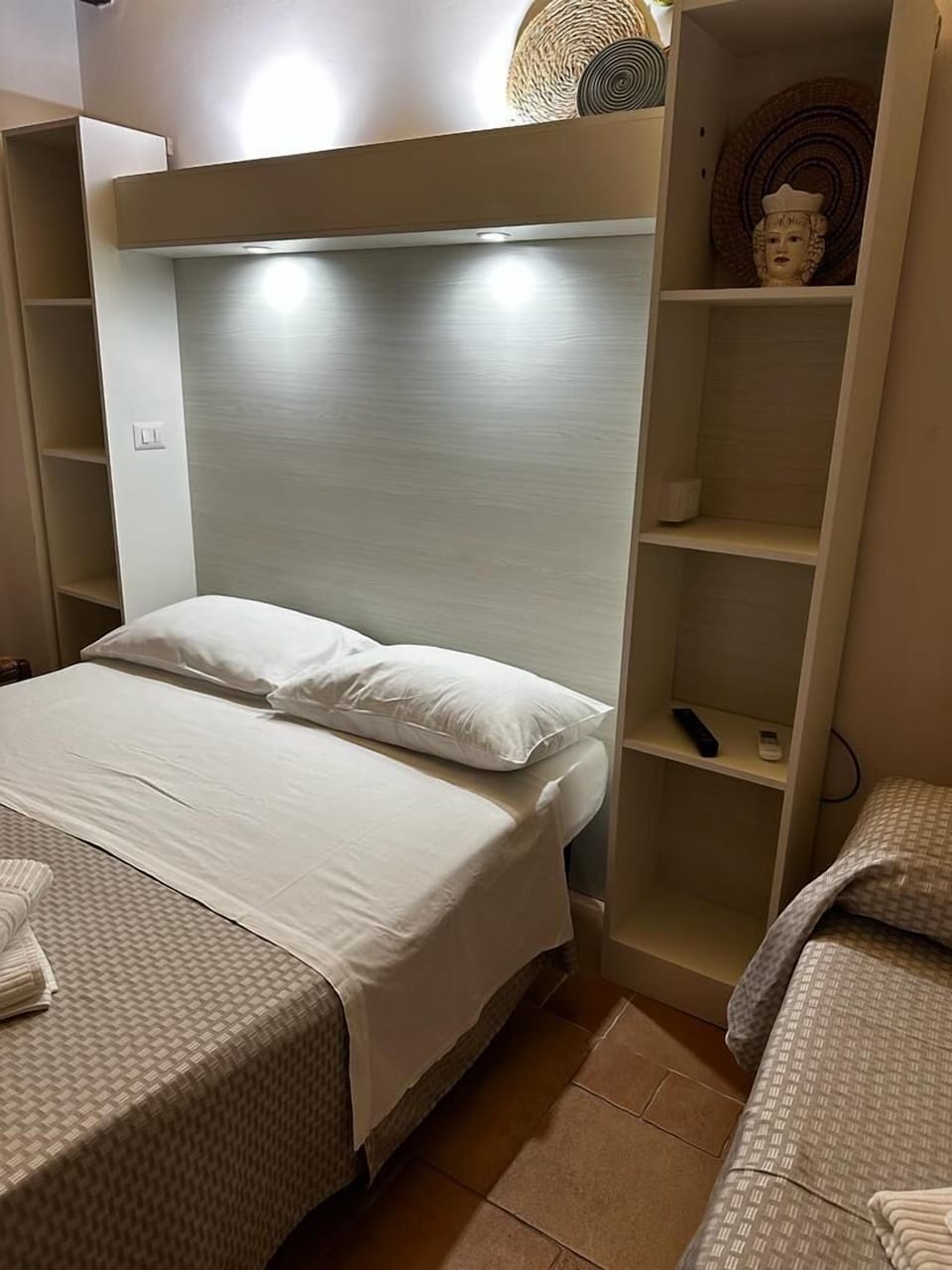 Triple Room | Desk