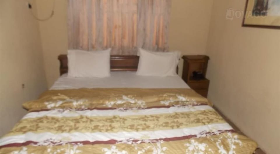 3 bedrooms, bed sheets