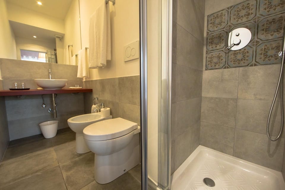 Double or Twin Room, Ensuite (Vestalia) | Bathroom | Shower, free toiletries, hair dryer, bidet